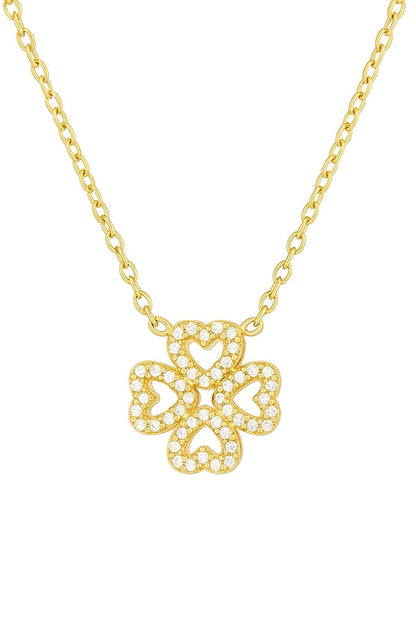 Elegante KARLA Halskette aus vergoldetem Edelstahl mit feinem Kleeblattanhänger und funkelnden Zirkonia-Steinen – Symbol für Glück und Stil.