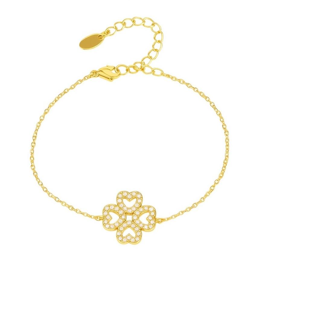 Filigranes goldenes Karla Armband aus 18k vergoldetem Edelstahl mit einem Kleeblatt-Anhänger aus vier kristallbesetzten Herzen