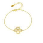 Filigranes goldenes Karla Armband aus 18k vergoldetem Edelstahl mit einem Kleeblatt-Anhänger aus vier kristallbesetzten Herzen