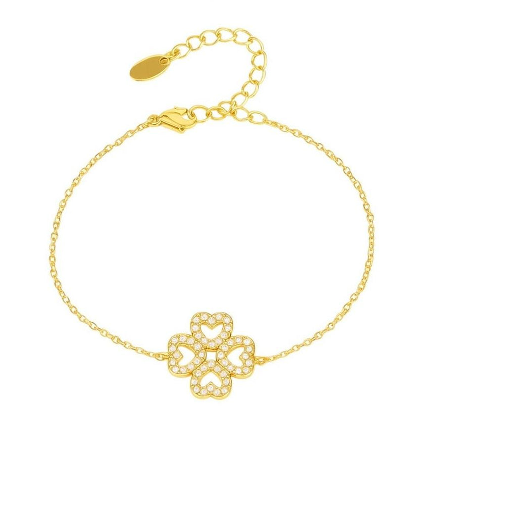 Feines KARLA Armband aus vergoldetem Edelstahl mit herzförmigem Kleeblatt-Anhänger – Symbol für Glück, Liebe und zeitlose Eleganz.