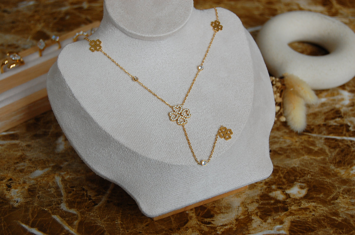 KARLA Y-Herz-Kleeblattkette aus hochwertigem Material, eleganter Y-Necklace mit Herz-Kleeblatt-Anhänger, romantischer Schmuck für Alltag und besondere Anlässe.