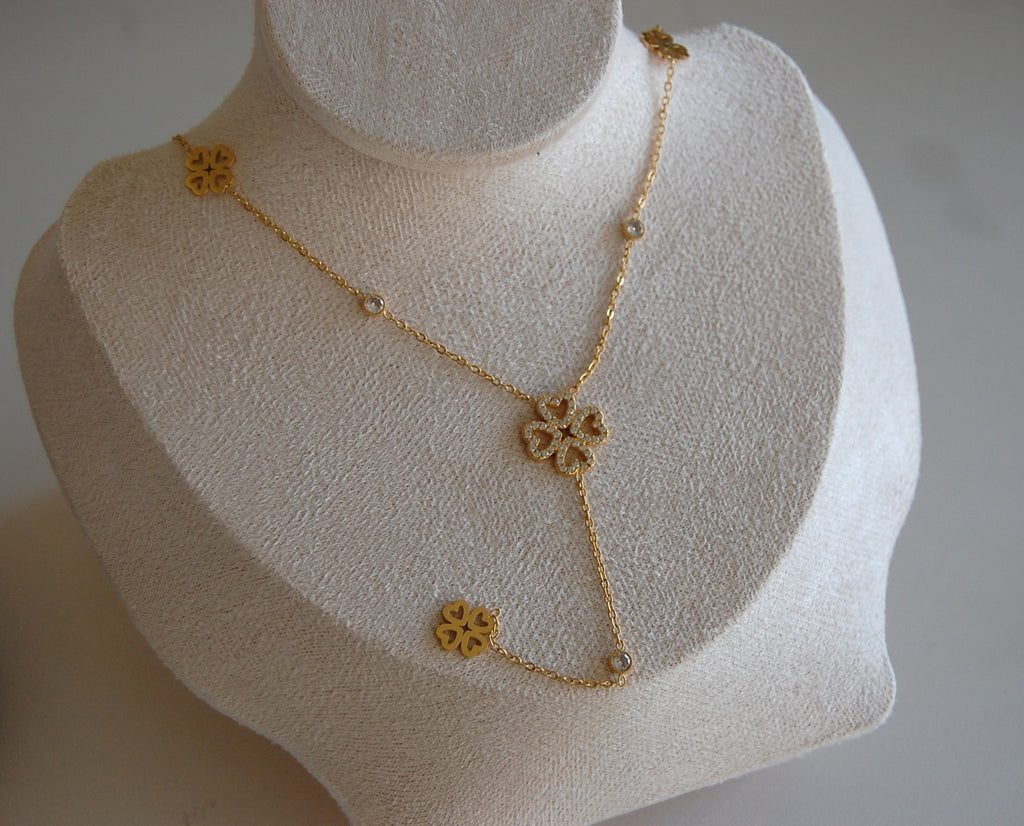 KARLA Y-Herz-Kleeblattkette aus hochwertigem Material, eleganter Y-Necklace mit Herz-Kleeblatt-Anhänger, romantischer Schmuck für Alltag und besondere Anlässe.