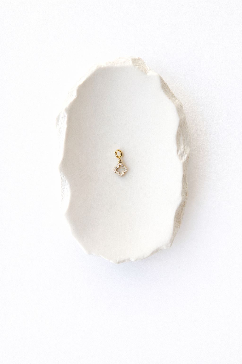 Kleeblatt-Anhänger aus 14k vergoldetem Edelstahl mit offenem Design, besetzt mit Zirkonia-Steinen und einem 11mm Spring-Clasp-Verschluss auf weißem Hintergrund.