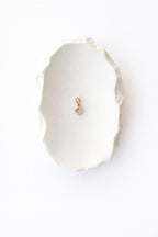 Kleeblatt-Anhänger aus 14k vergoldetem Edelstahl mit offenem Design, besetzt mit Zirkonia-Steinen und einem 11mm Spring-Clasp-Verschluss auf weißem Hintergrund.