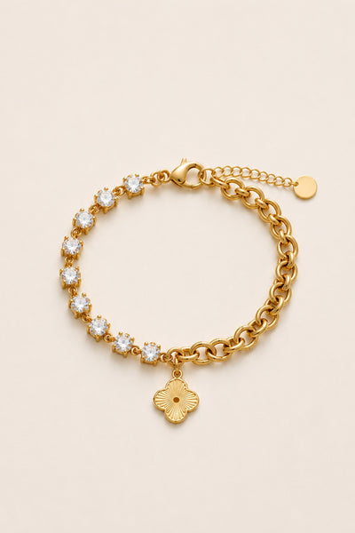 Vergoldetes Kleeblatt-Armband von Hejschmuck aus Edelstahl mit funkelnden Zirkonia-Steinen und größenverstellbarer Gliederkette in Gold.