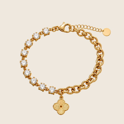 Vergoldetes Kleeblatt-Armband von Hejschmuck aus Edelstahl mit funkelnden Zirkonia-Steinen und größenverstellbarer Gliederkette in Gold.