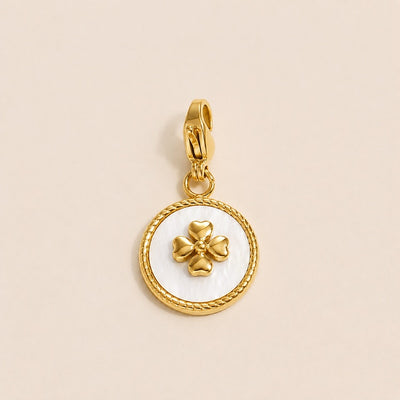 Kleeblatt-Charm von Hejschmuck aus vergoldetem Edelstahl mit schimmernder Perlmutt-Optik – eleganter Anhänger in Gold.
