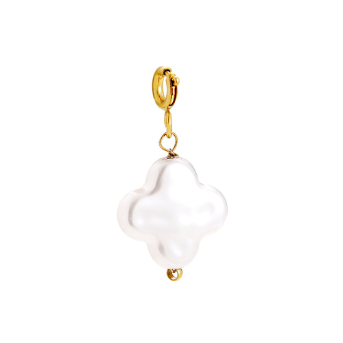 Vorderansicht Kleeblatt-Charm aus weißem Perlmutt mit 14k vergoldeter Edelstahl-Öse auf weißem Hintergrund.
