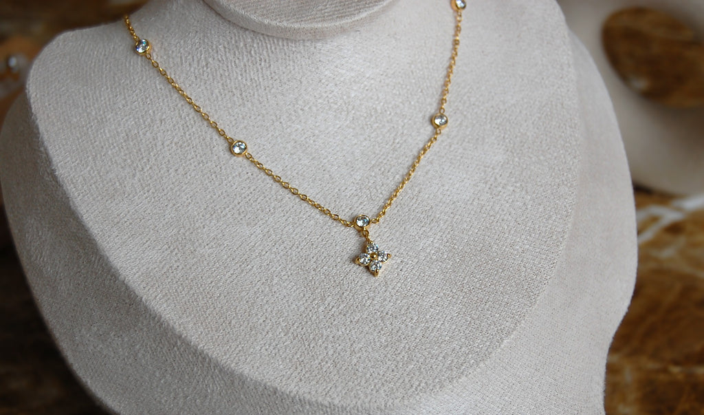 Kleeblatt-Halskette 18K vergoldet aus Edelstahl mit funkelnden Zirkonia-Steinchen – stilvoller Glücksbringer Schmuck für Damen.