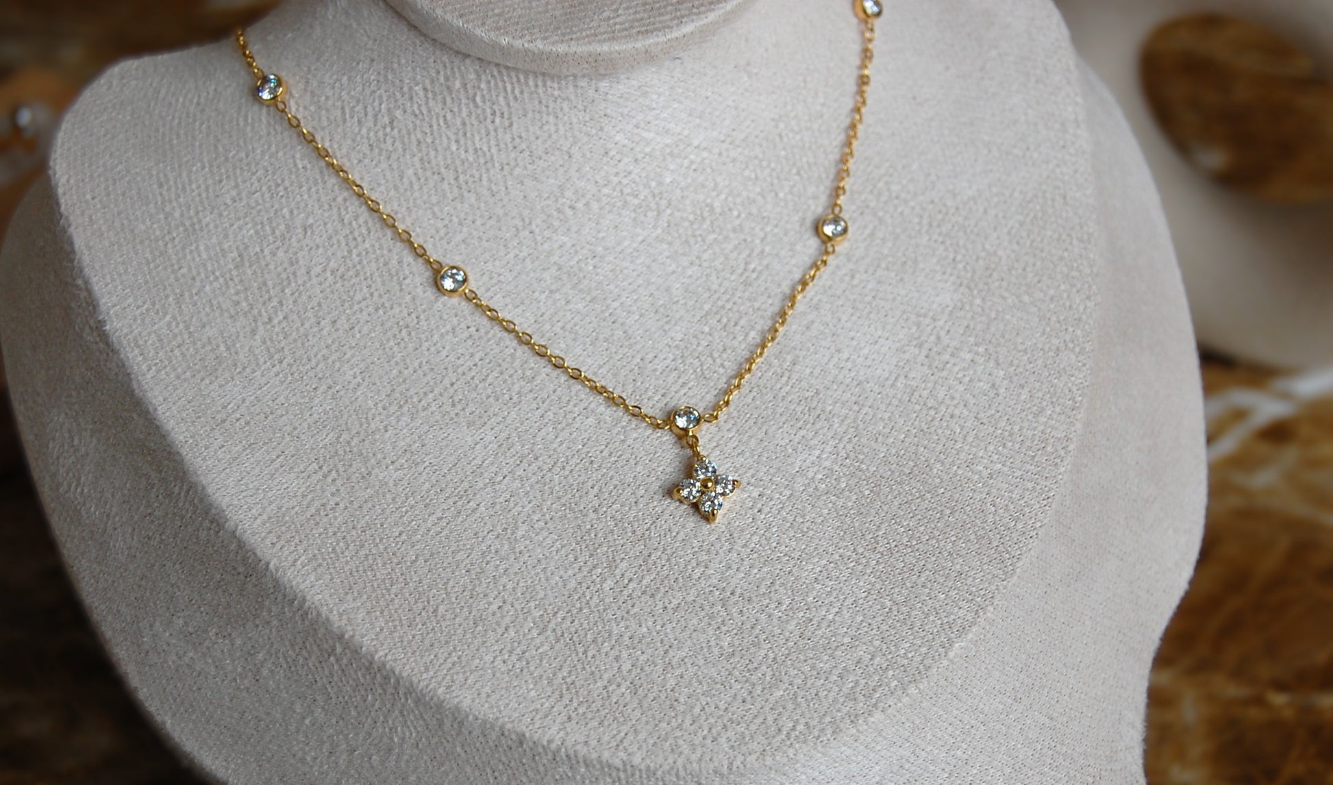 Kleeblatt-Halskette 18K vergoldet aus Edelstahl mit funkelnden Zirkonia-Steinchen – stilvoller Glücksbringer Schmuck für Damen.