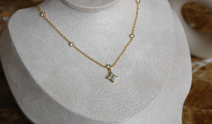 Kleeblatt-Halskette 18K vergoldet aus Edelstahl mit funkelnden Zirkonia-Steinchen – stilvoller Glücksbringer Schmuck für Damen.