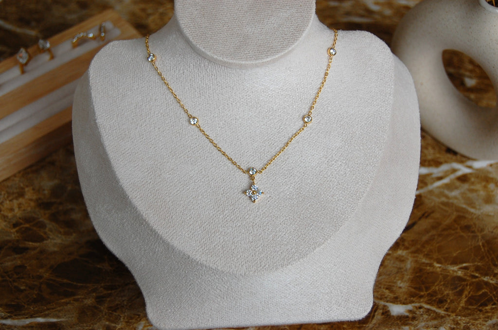 Kleeblatt-Halskette 18K vergoldet aus Edelstahl mit funkelnden Zirkonia-Steinchen – stilvoller Glücksbringer Schmuck für Damen.