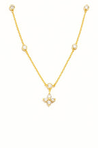 Kleeblatt-Halskette 18K vergoldet aus Edelstahl mit funkelnden Zirkonia-Steinchen – stilvoller Glücksbringer Schmuck für Damen.