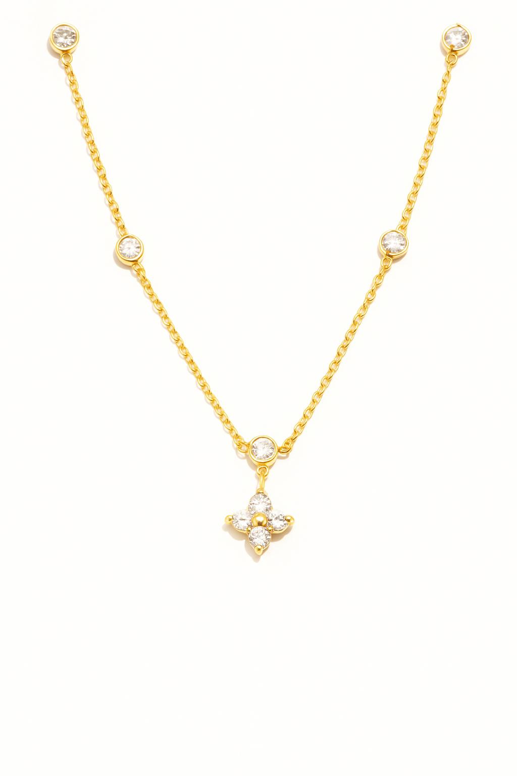 Kleeblatt-Halskette 18K vergoldet aus Edelstahl mit funkelnden Zirkonia-Steinchen – stilvoller Glücksbringer Schmuck für Damen.