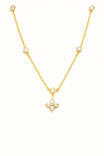 Kleeblatt-Halskette 18K vergoldet aus Edelstahl mit funkelnden Zirkonia-Steinchen – stilvoller Glücksbringer Schmuck für Damen.