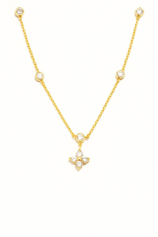 Kleeblatt-Halskette 18K vergoldet aus Edelstahl mit funkelnden Zirkonia-Steinchen – stilvoller Glücksbringer Schmuck für Damen.