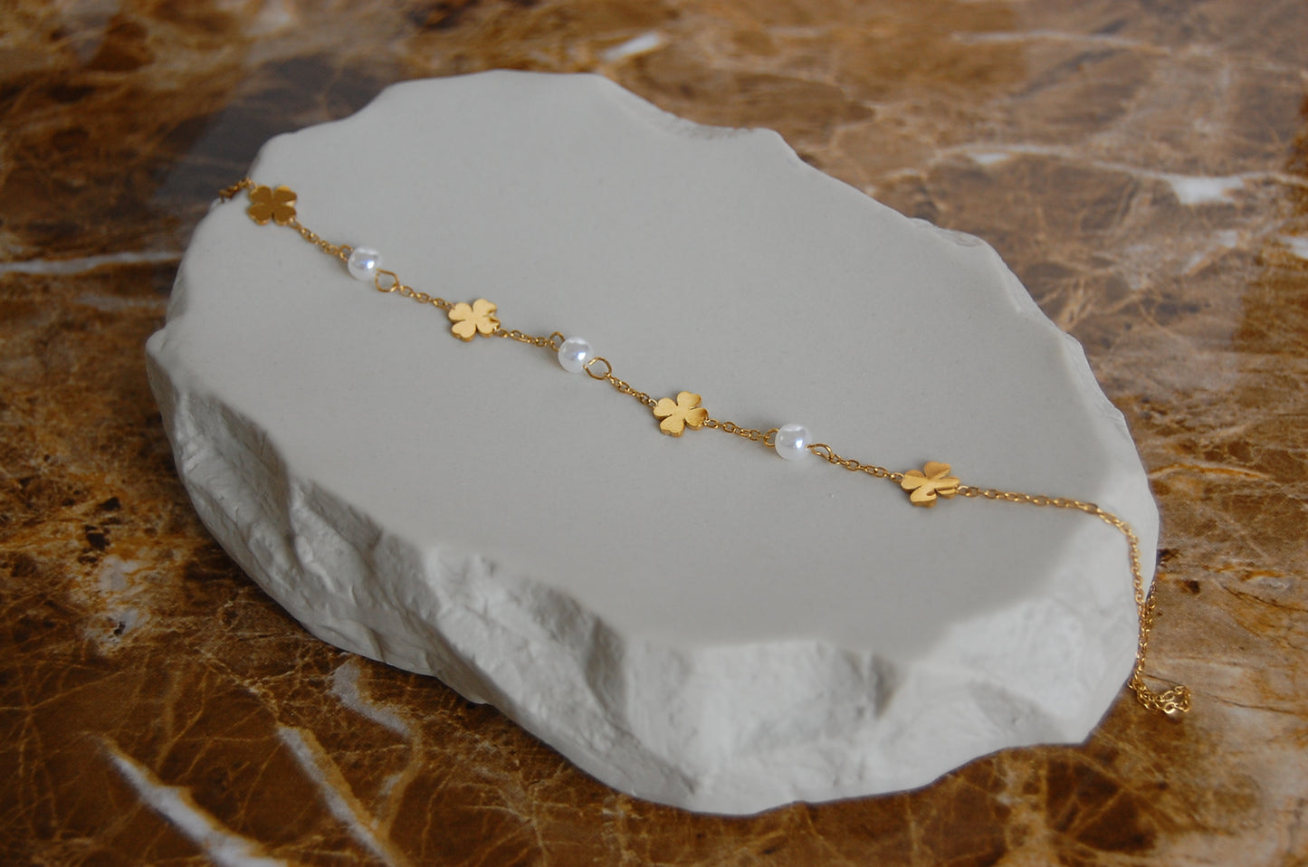 Kleeblatt Halskette zierlich aus Edelstahl mit feinen Perlen – Damen Schmuck, Glücksbringer, elegant, filigran und modisch.