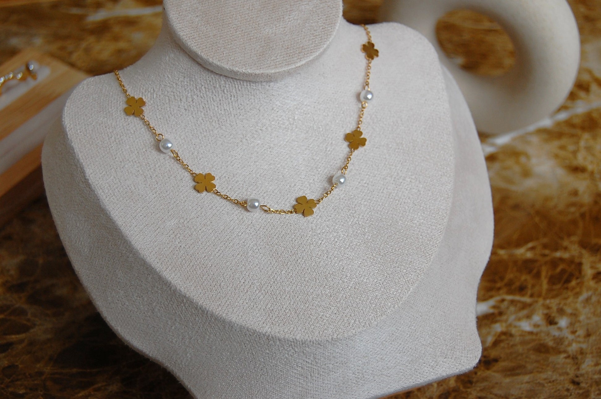 Kleeblatt Halskette zierlich aus Edelstahl mit feinen Perlen – Damen Schmuck, Glücksbringer, elegant, filigran und modisch.