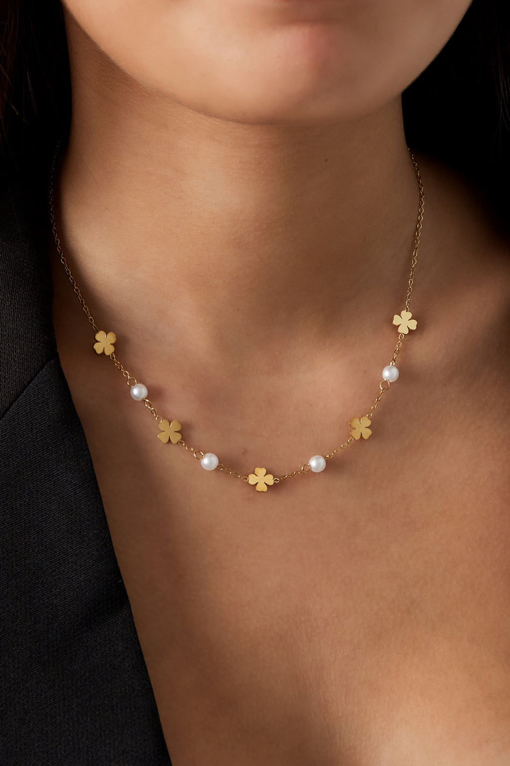 Kleeblatt Halskette zierlich aus Edelstahl mit feinen Perlen – Damen Schmuck, Glücksbringer, elegant, filigran und modisch.