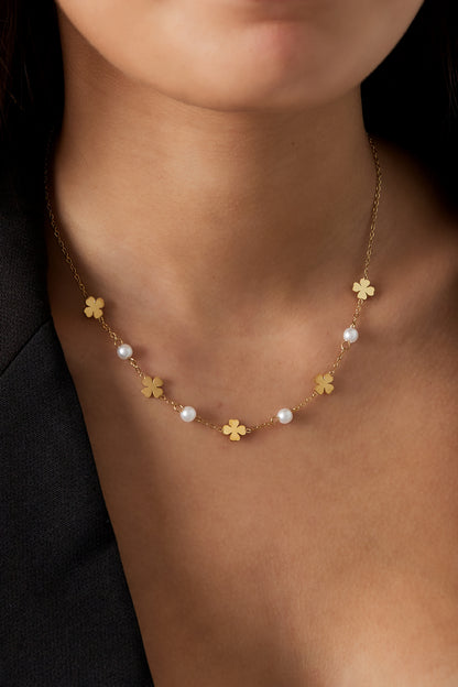 Kleeblatt Halskette zierlich aus Edelstahl mit feinen Perlen – Damen Schmuck, Glücksbringer, elegant, filigran und modisch.