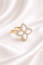 Verstellbarer goldener Perlmutt-Ring mit funkelndem Zirkonia-Rand auf fließendem, weißem Seidenstoff, wasserfester Edelstahlschmuck.