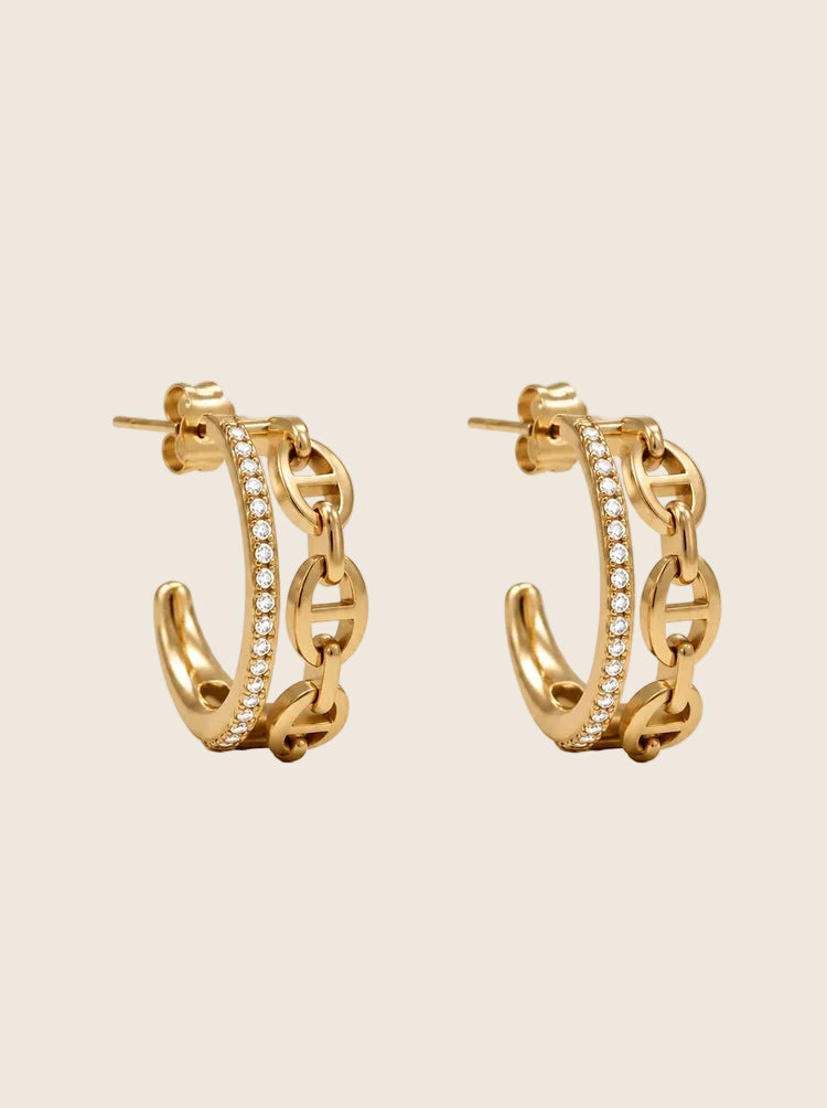 Detaillierte Paaransicht der Leona Luxe Creolen Ohrringe in Gold.