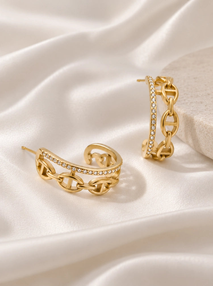 Leona Luxe Ohrringe Gold aus Edelstahl mit glitzernden Zirkonia-Steinreihen.