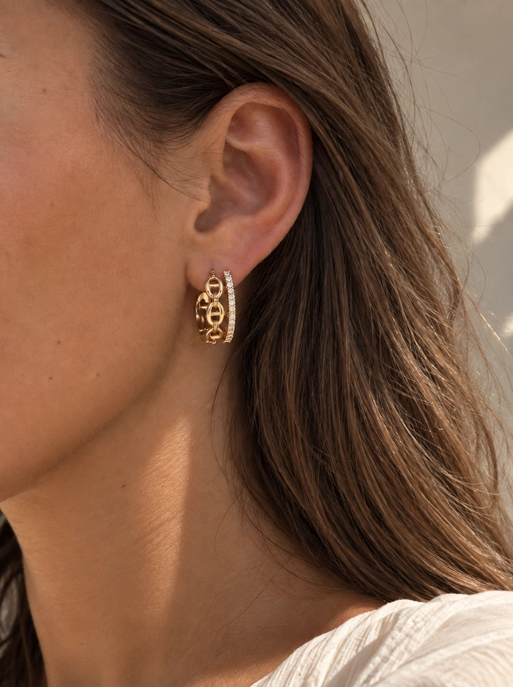 Tragefoto der Leona Luxe Creolen in Gold am Ohrläppchen im zweireihigen Design.