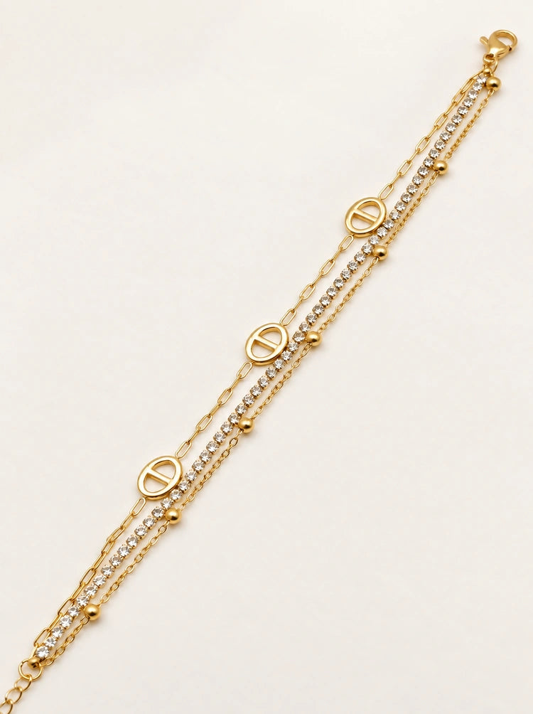 Nahaufnahme des Livia Armbands mit Detaildarstellung der drei Kettenstränge aus Kügelchen, Zirkonia und Ankergliedern.
