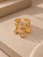 Jolie verstellbarer Ring in Gold mit Perle und Zirkonia auf cremefarbenem Seidensatin