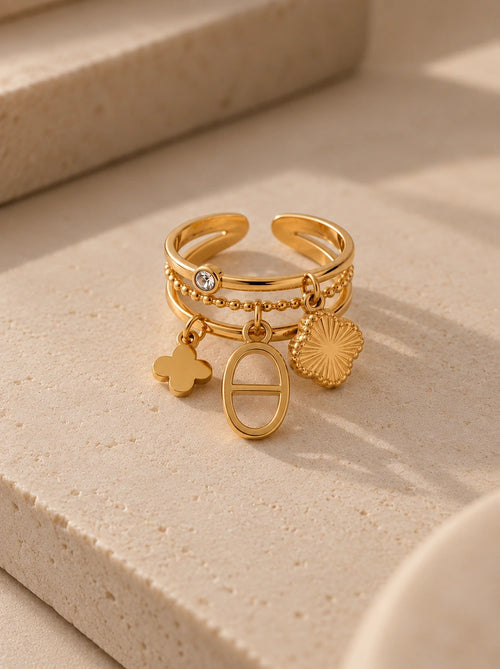 Jolie verstellbarer Ring in Gold mit Perle und Zirkonia auf cremefarbenem Seidensatin