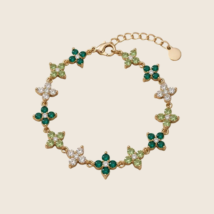 Lucky Bloom Armband aus 18k vergoldetem Edelstahl mit Zirkonia-Kleeblättern in Smaragdgrün, Olivgrün und Klar.