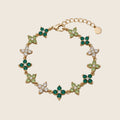 Lucky Bloom Armband aus 18k vergoldetem Edelstahl mit Zirkonia-Kleeblättern in Smaragdgrün, Olivgrün und Klar.