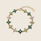 Lucky Bloom Armband aus 18k vergoldetem Edelstahl mit Zirkonia-Kleeblättern in Smaragdgrün, Olivgrün und Klar.
