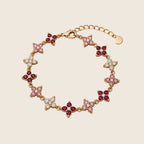 Lucky Bloom Armband aus 18k vergoldetem Edelstahl mit Zirkonia-Kleeblättern in Beerenrot, Pink und Klar.