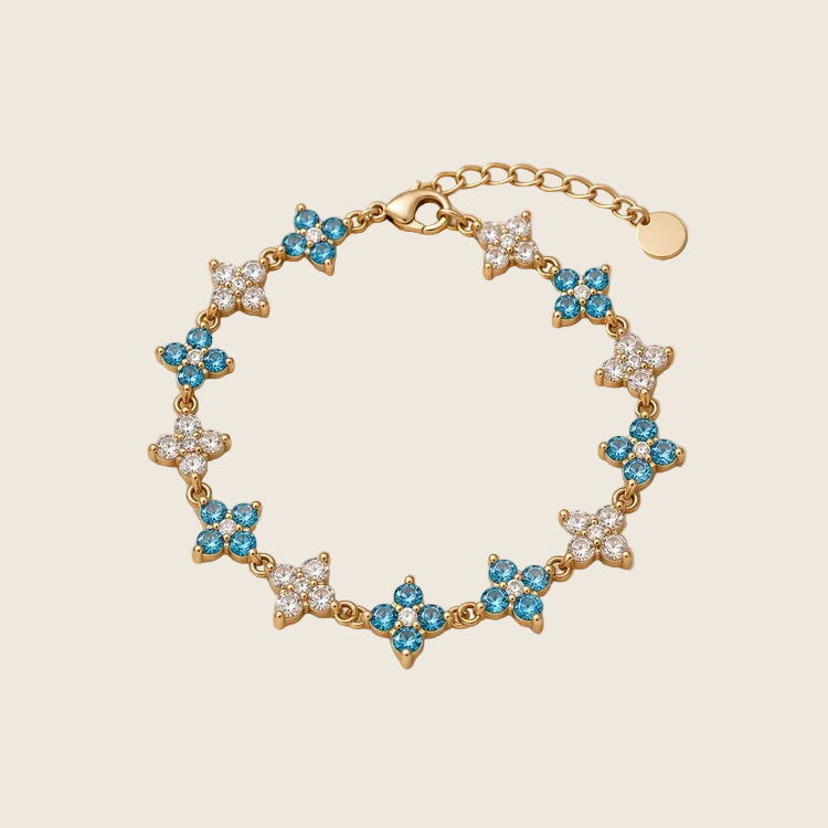Lucky Bloom Armband aus 18k vergoldetem Edelstahl mit Zirkonia-Kleeblättern in Türkis und Klar.