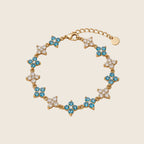 Lucky Bloom Armband aus 18k vergoldetem Edelstahl mit Zirkonia-Kleeblättern in Türkis und Klar.