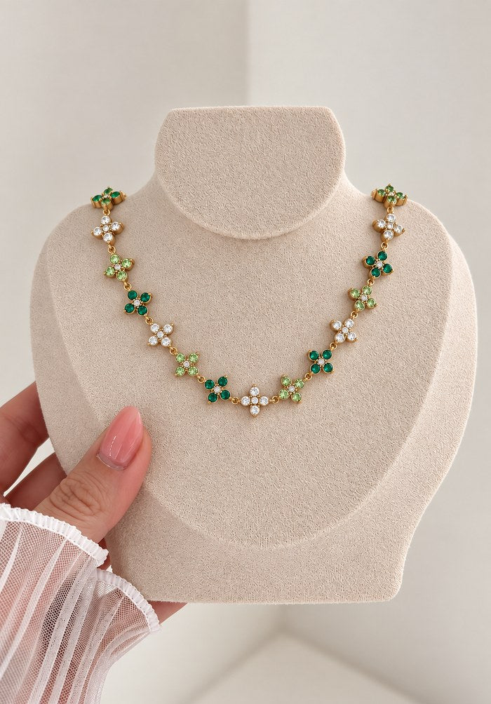 Lucky Bloom Halskette in Gold mit grünen Zirkonia-Blüten.