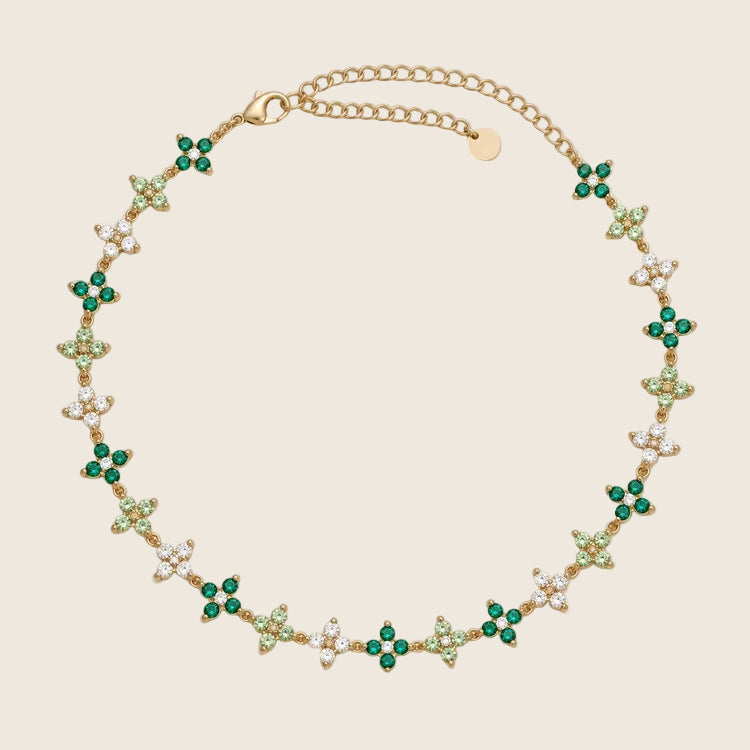 Goldene Lucky Bloom Halskette aus 18k vergoldetem Edelstahl mit funkelnden Zirkonia-Blüten in Grüntönen.
