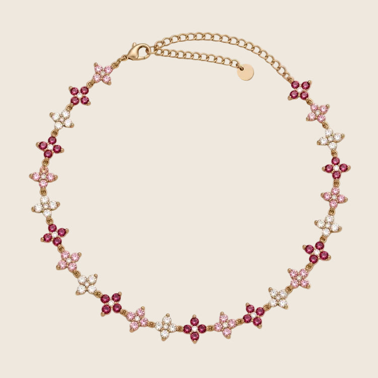 Filigrane Lucky Bloom Halskette aus 18k vergoldetem Edelstahl mit funkelnden Zirkonia-Blüten in Rosa und Beere.