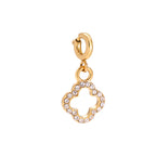 Kleeblatt-Anhänger aus 14k vergoldetem Edelstahl mit offenem Design, besetzt mit Zirkonia-Steinen und einem 11mm Spring-Clasp-Verschluss auf weißem Hintergrund.