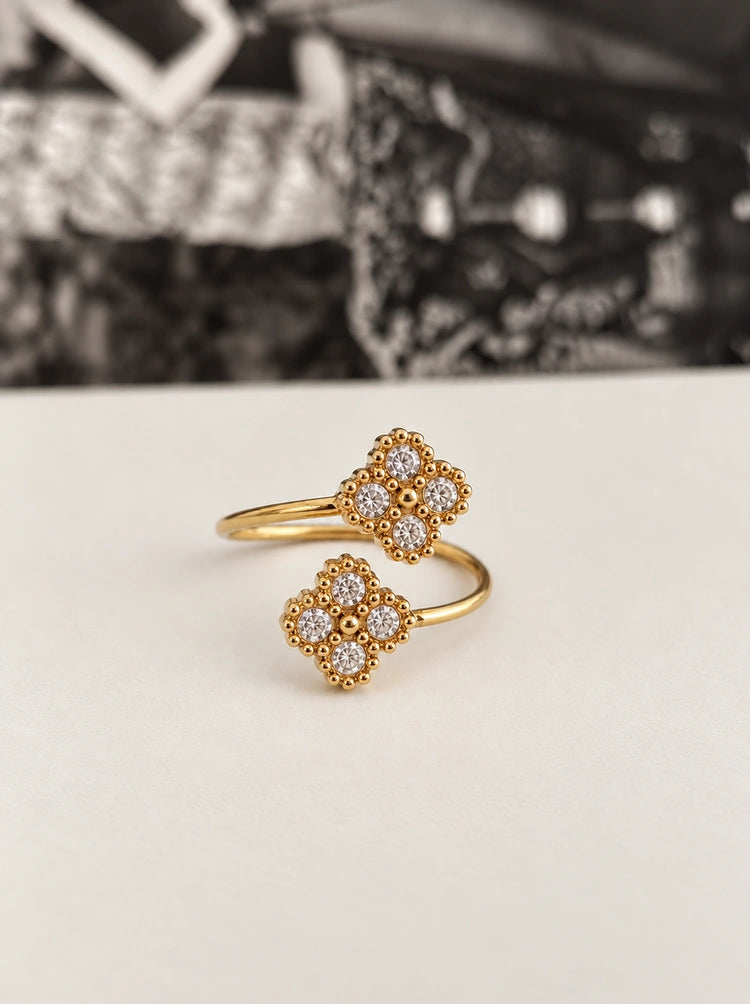 Nahaufnahme des verstellbaren Lucky Leaf Rings mit glitzernden Zirkonia-Kleeblättern.