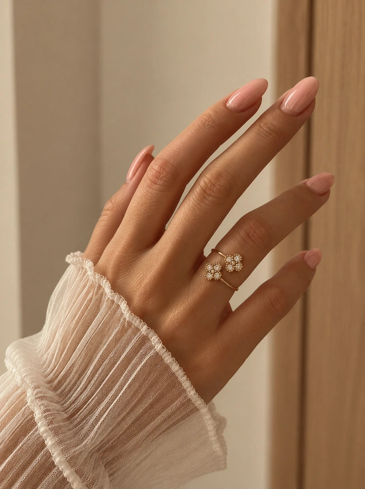 Lucky Leaf Ring getragen am Finger mit zwei Zirkonia-Blüten-Motiven im offenen Wrap-Design.