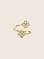 Verstellbarer Lucky Leaf Ring aus 14k vergoldetem Edelstahl mit zwei Kleeblatt-Elementen aus Zirkonia-Steinen.
