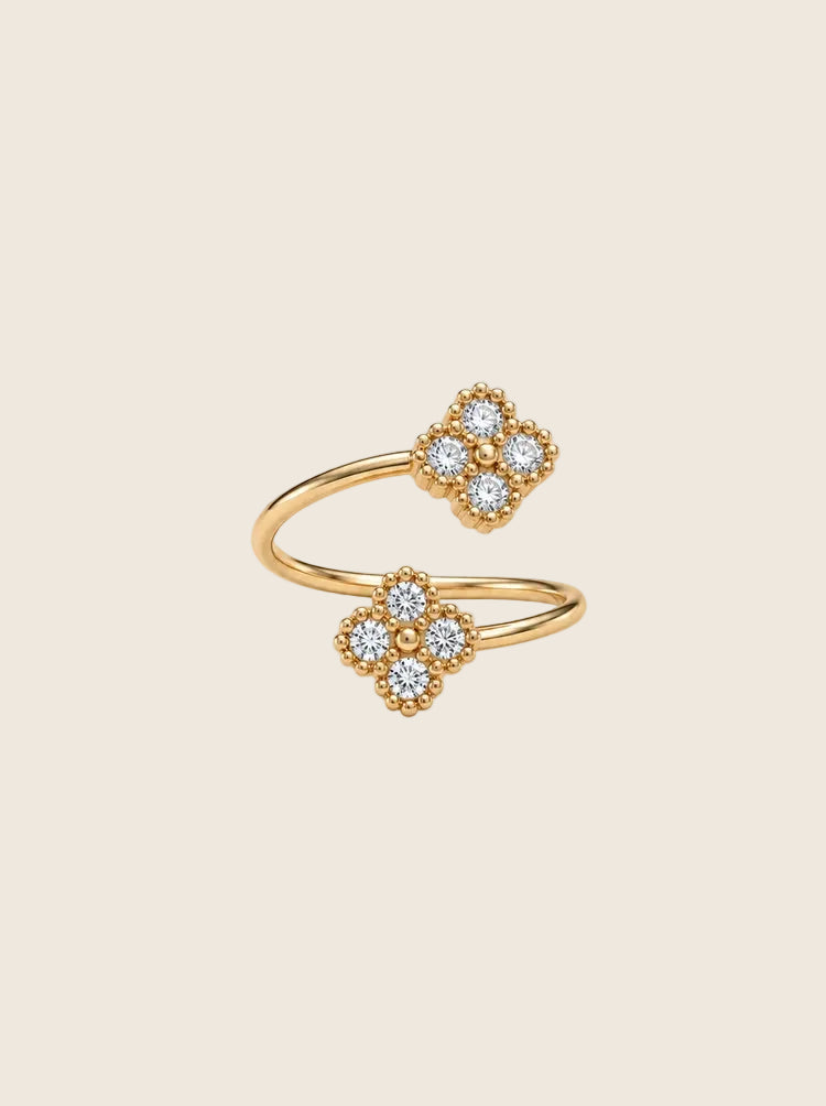 Verstellbarer Lucky Leaf Ring aus 14k vergoldetem Edelstahl mit zwei Kleeblatt-Elementen aus Zirkonia-Steinen.