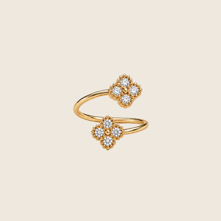 Verstellbarer Lucky Leaf Ring aus 14k vergoldetem Edelstahl mit zwei Kleeblatt-Elementen aus Zirkonia-Steinen.