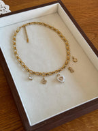 Maggie Chain Halskette mit verschiedenen Charm-Anhängern wie Herz und Kleeblatt, personalisierbarer Schmuck aus 18k vergoldetem Edelstahl.