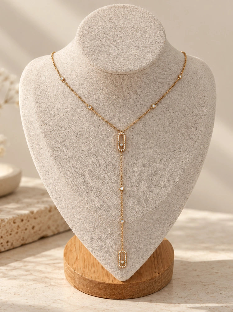 Maribel Y-Halskette in Gold mit langem Y-Anhänger auf heller Schmuckbüste mit Holzsockel