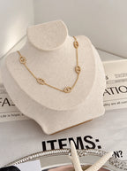Marine Pavé Halskette in Gold mit Zirkonia-Gliedern auf heller Schmuckbüste