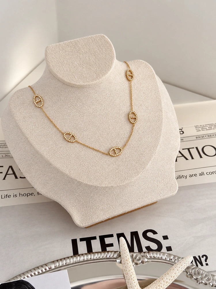 Marine Pavé Halskette in Gold mit Zirkonia-Gliedern auf heller Schmuckbüste